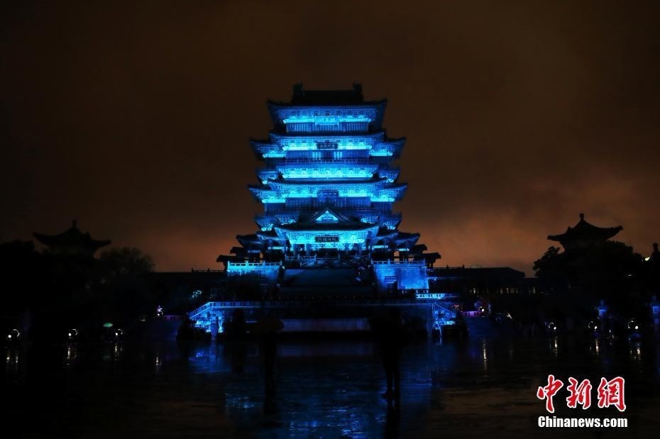 “点亮蓝灯”行动旨在号召社会关注自闭症群体,呼吁公众关爱被称为“星星的孩子”的自闭症孩童。刘占昆 摄