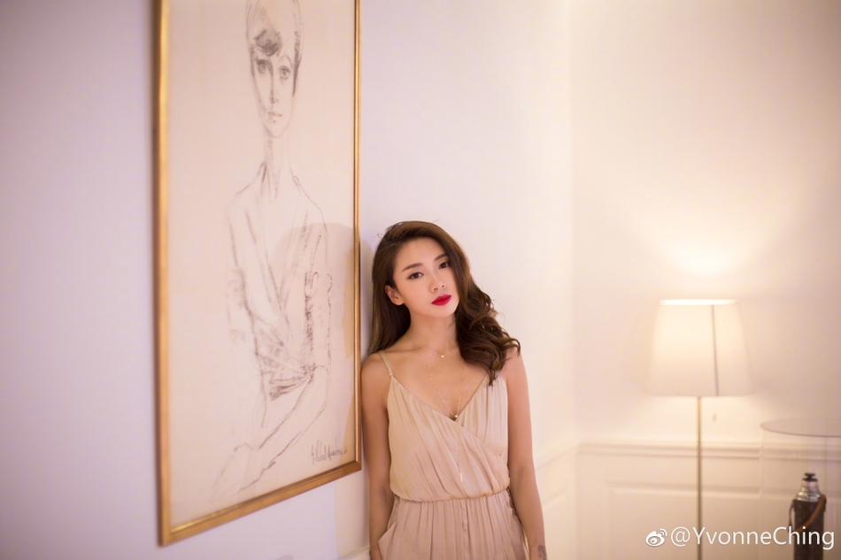 郑恺女友逛赫本展 裸色连身裤传承优雅时髦典范