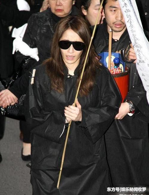 天后萧亚轩母亲离世,她下跪磕头108下,感动了