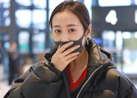 "炩妃"李纯口罩遮面打扮低调又保暖 羽绒服搭牛仔裤长腿超抢镜