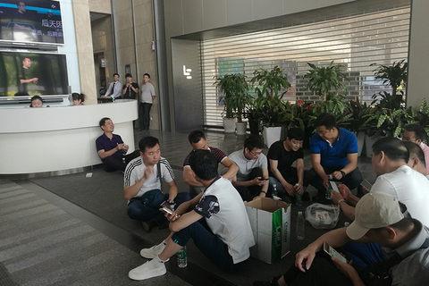 现场|二十多家供应商登门要债 难觅乐视手机对接人