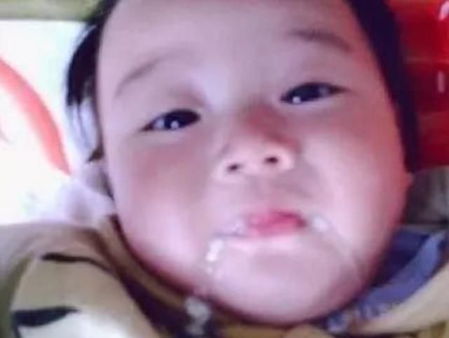 小梅教你快乐育儿,3月宝宝吐出黄绿色奶!医生