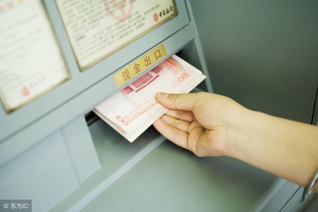 领导向员工借钱不还,员工这样做了之后,老板直