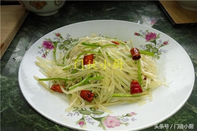 土豆换种做法来吃,口感爽脆,麻辣丝滑,这道家常