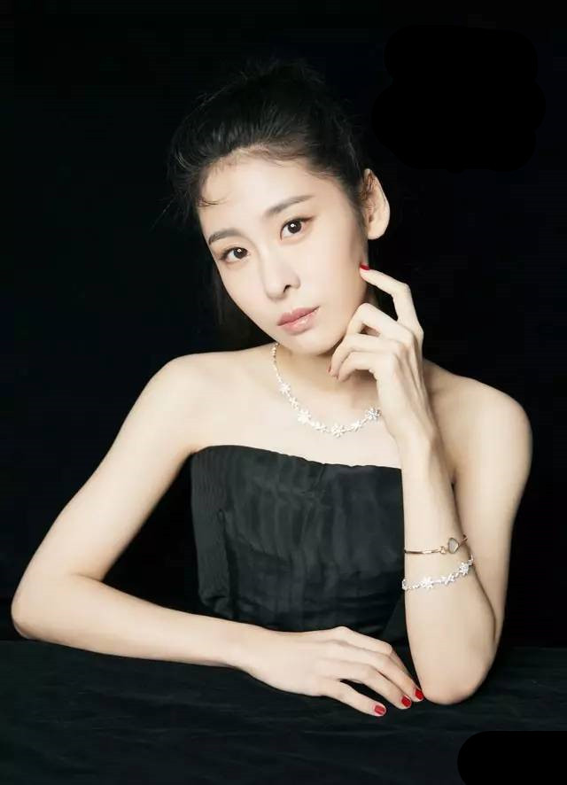 张碧晨戴chopard萧邦珠宝亮相亚洲金曲大赏 见证获奖时刻