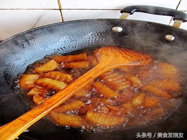 9.出锅装盘即可食用.
