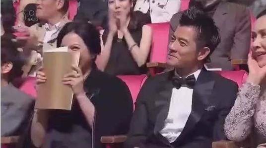 昨晚星光大赏黄渤遭华少拆台 又现经典救场