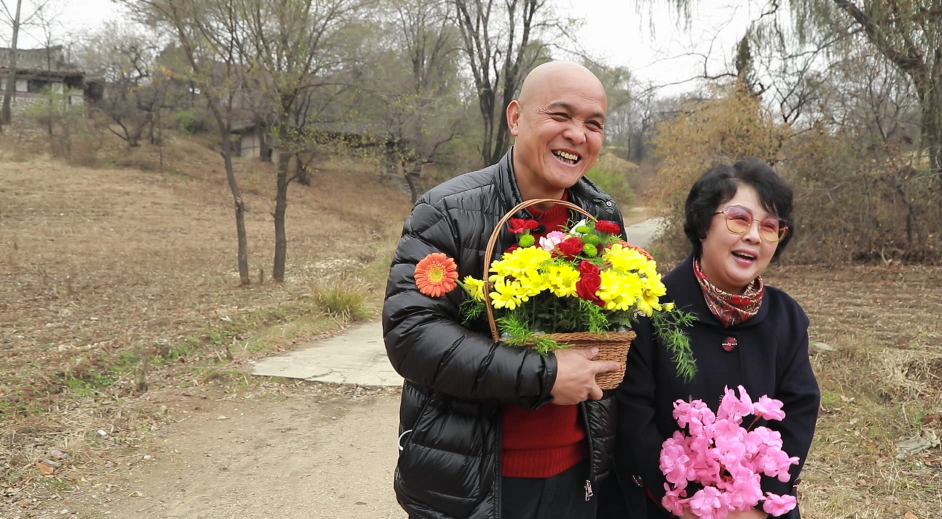 史老师和洪英姬漫步电影拍摄地,影片中"白地主家"的房子,还有花妮的