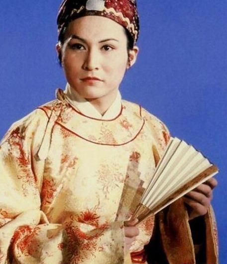 秦可卿年纪轻轻,为什么想不开跟了贾珍?因贾珍有一个好