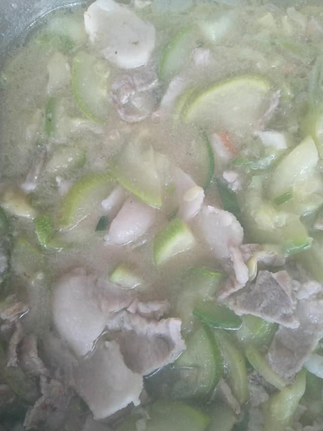 家长看到幼儿园里宝宝吃的饭菜说太素了