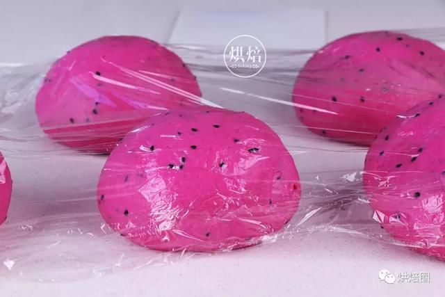 面团里一滴液体也没有 全靠红心火龙果撑起这