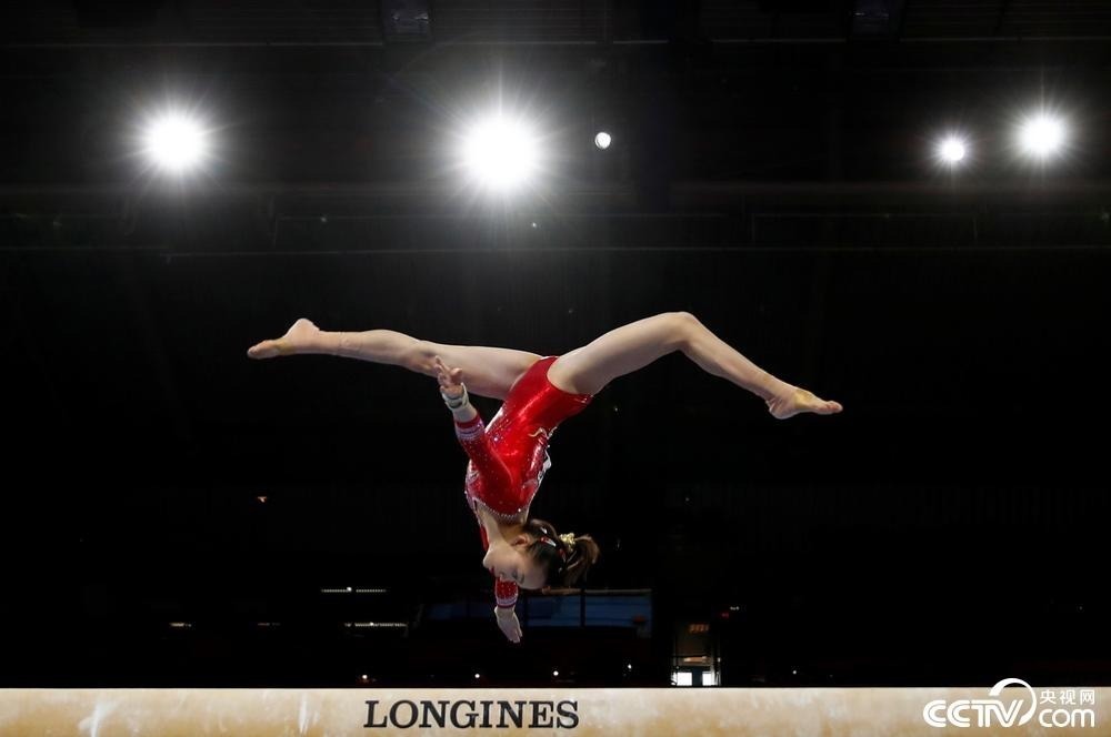 北京时间10月9日凌晨，2019体操世锦赛女子团体决赛，中国队在高低杠和平衡木比赛中接连出现失误，最终名列第四，无缘领奖台。“黑珍珠”拜尔斯率美国队以明显优势夺冠。