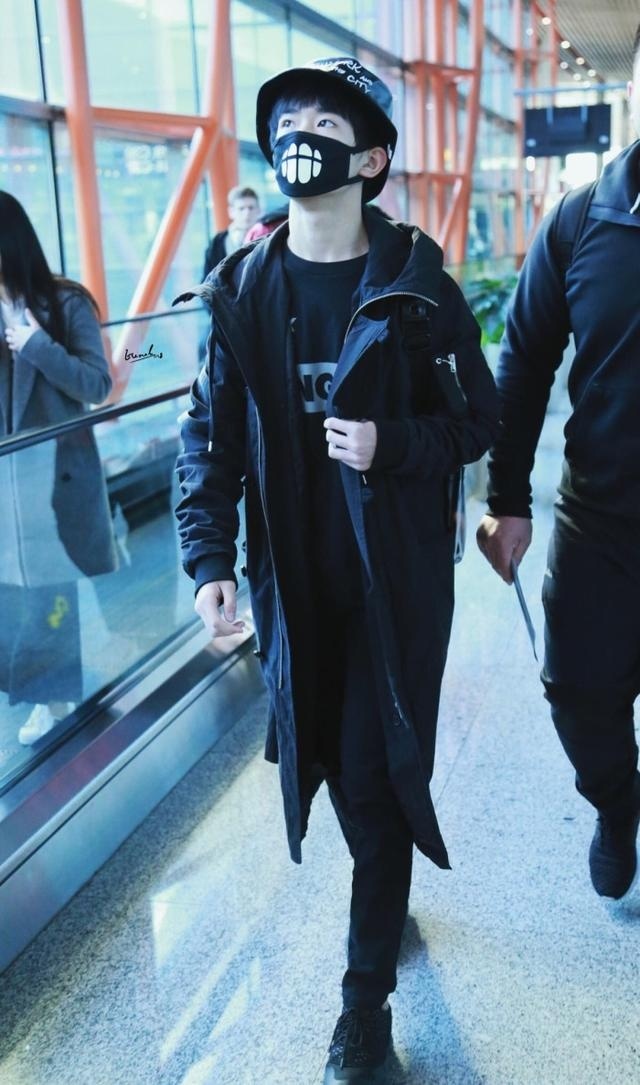 易烊千玺最会穿搭 经常的小动作有争议而但穿的鞋却被指责 易烊千玺最会穿搭 经常的小动作有争议而但穿的鞋却被指责