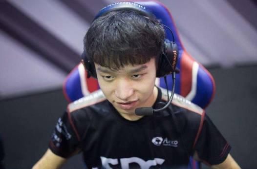 LOL职业选手工资是多少?LPL有硬规定,选手底