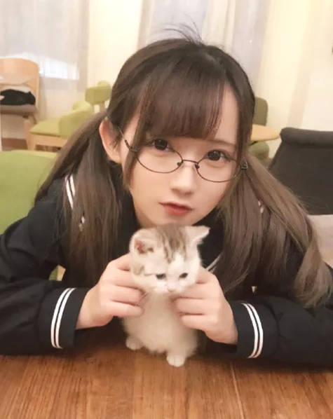 眼镜控不容错过的水手服+圆框眼镜……还有鲨鱼SAME标志发型双马尾！