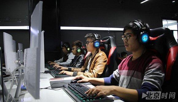 探秘蓝翔电竞学院:学费四万多 天天打游戏很爽