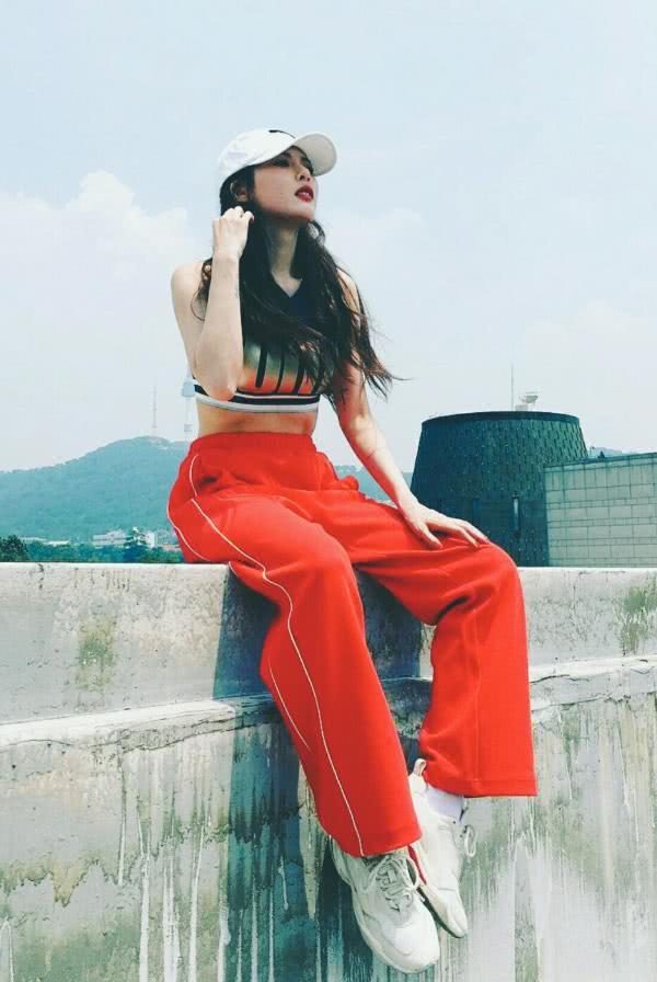 金泫雅上衣露背也就算了,前面还露肚脐眼?真是