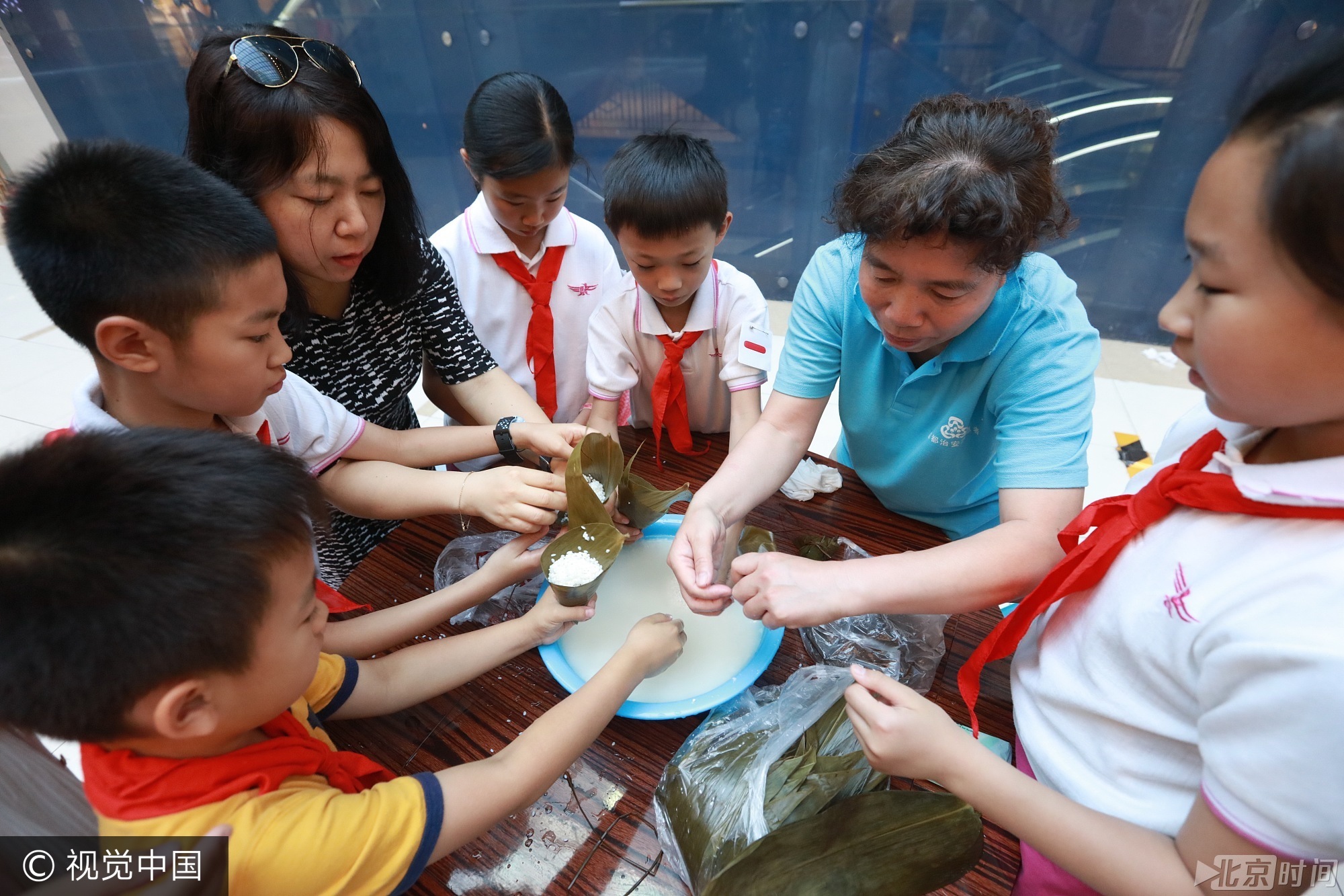 2017年5月25日,北京市东城区站东社区在北京恒基中心一层中庭举办“锦绣家园粽飘香 和谐共建话端阳”主题端午文化活动。