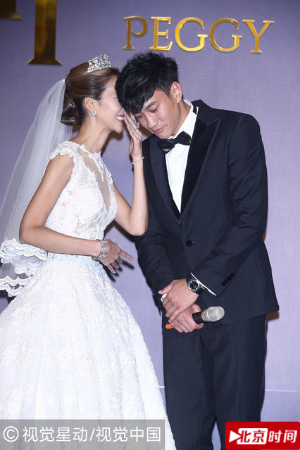 一对新人自顾自说起悄悄话来，还有止不住的笑意蔓延在眉间嘴角。