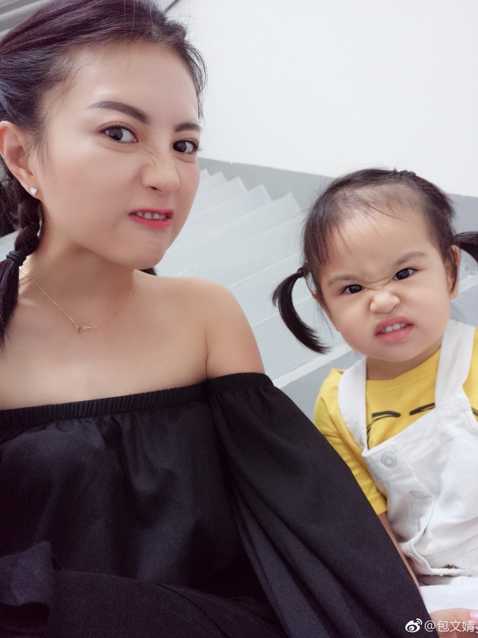 包文婧和女儿可爱六连拍 吐舌卖萌好开心