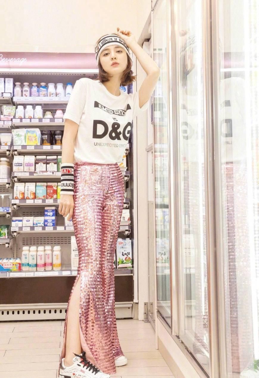 迪丽热巴与古力娜扎撞上同款白色T恤,清新与妩