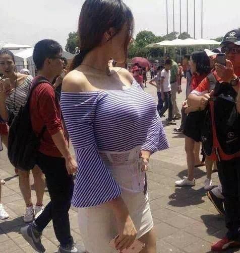 看着后面美女羡慕的眼神和旁边偷拍的大哥，就知道美女不简单