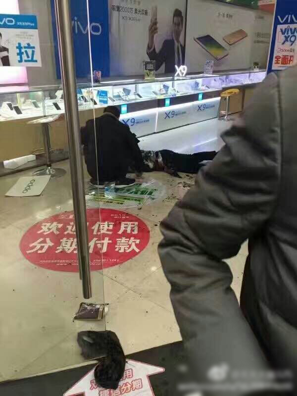 因感情纠葛 女子被男子泼汽油点燃 因感情纠葛 女子被男子泼汽油点燃