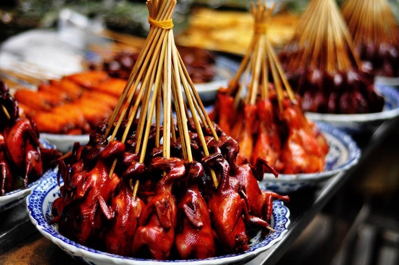 10、上海：上海是各种名特小吃荟萃的地方，它的口味，既不同于粤港地区的纯甜味，也有别于四川、重庆的麻辣味，而是以清淡、鲜美、可口著称。上海的小吃，有蒸、煮、炸、烙，品种很多，最为消费者喜爱的，莫过于是：汤包、百叶、油面精。这是人们最青睐的“三主件”。十大小吃：生煎馒头、南翔小笼、三鲜小馄饨、油豆腐线粉汤、开洋葱油拌面、条头糕薄荷糕、海棠糕、蟹壳黄、擂沙圆，排骨年糕。