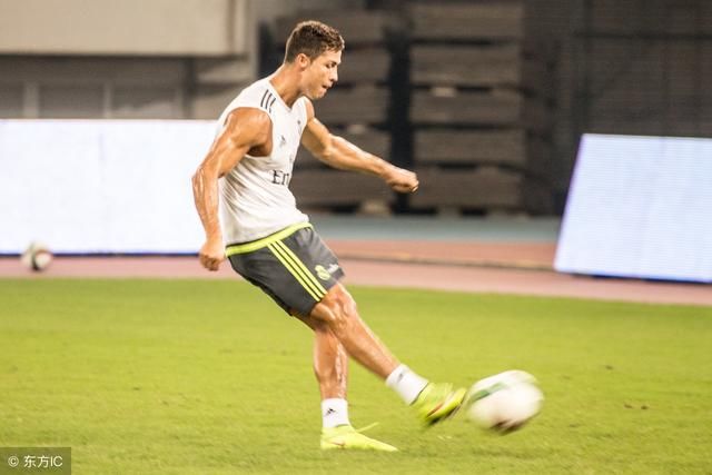 奇怪!C罗罚点球前发生了什么情况,慢镜头还原