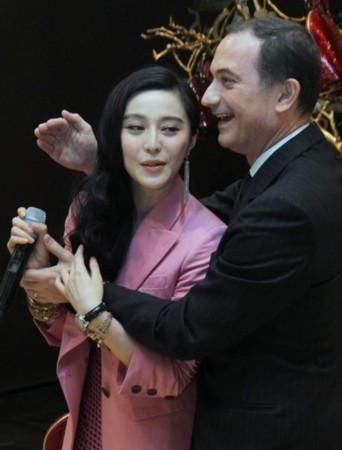 秦岚被袭胸当场回扇两巴掌,章子怡范冰冰被袭