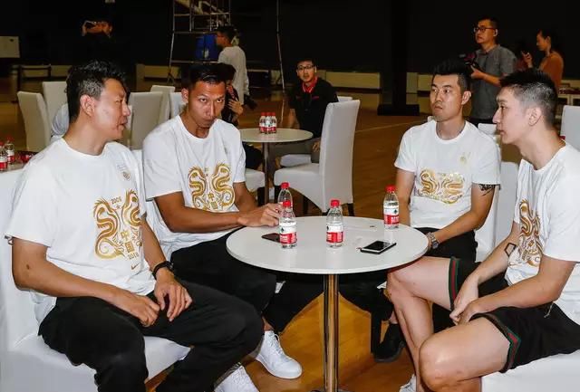 中国男篮08黄金一代见面会,众星谈笑风生,一人