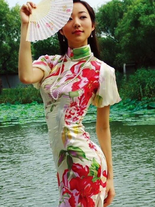 她被评为中国穿旗袍最好看的女星,就连神仙姐
