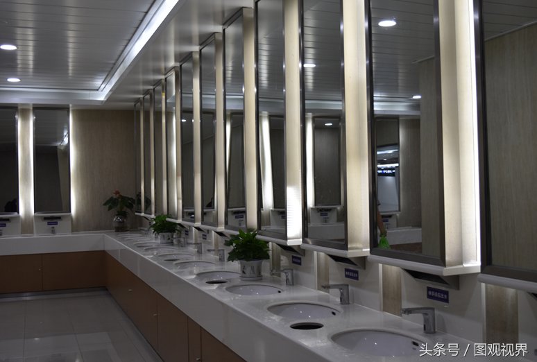 第一次坐动车到重庆西站,里面的卫生间比星级