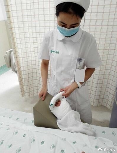 疼！旋转拖把手柄断裂 大学生被割断手掌血管