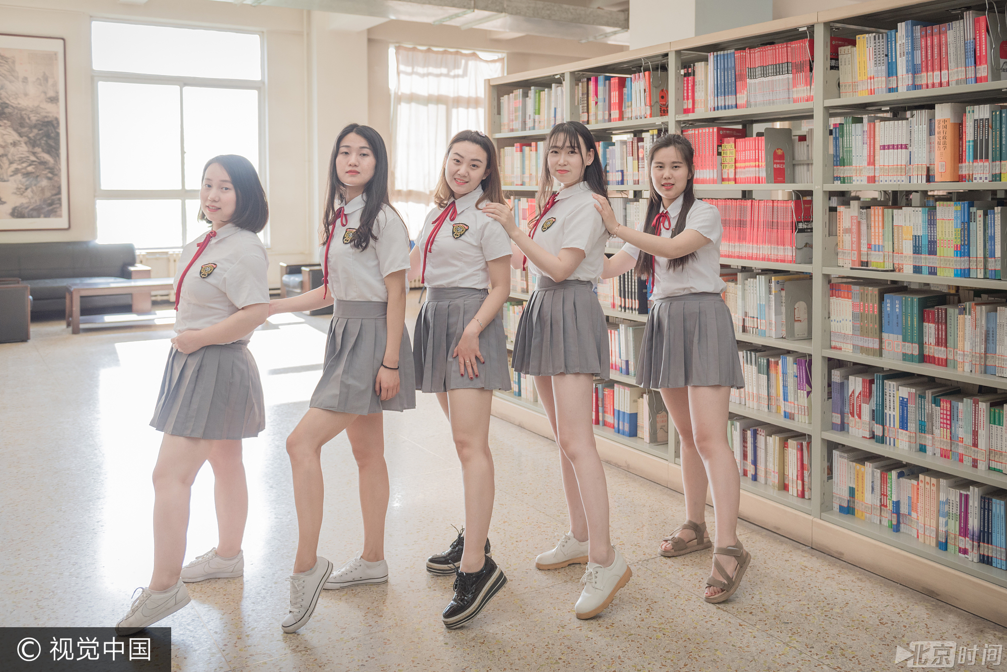 2017年5月23日，太原市，一高校同宿舍5位青春靓丽的毕业生姐妹花身穿清纯校服，在校园里各个值得留恋的角落里拍摄创意毕业照，以此纪念大学四年友谊和逝去的青春。