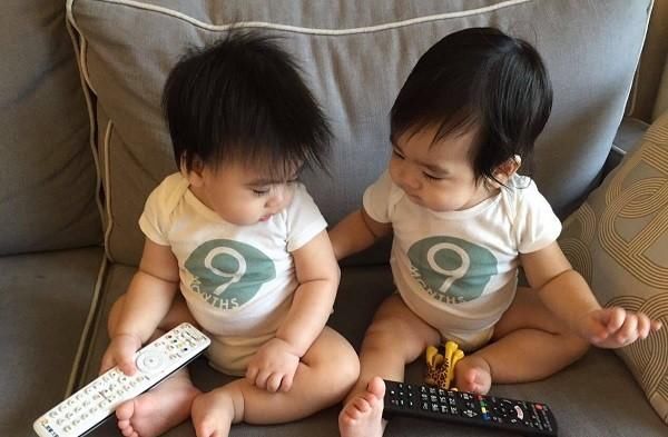 林志颖带俩儿子坐飞机,陈若仪偏心老二,老三可