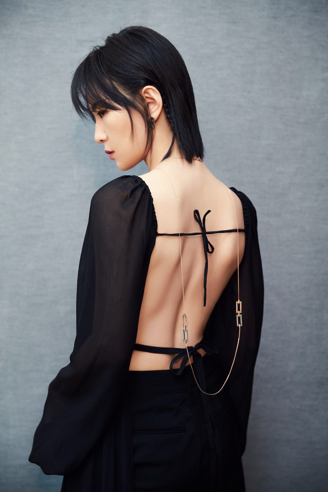 周笔畅穿露背裙惊艳亮相颁奖礼 获最佳女歌手