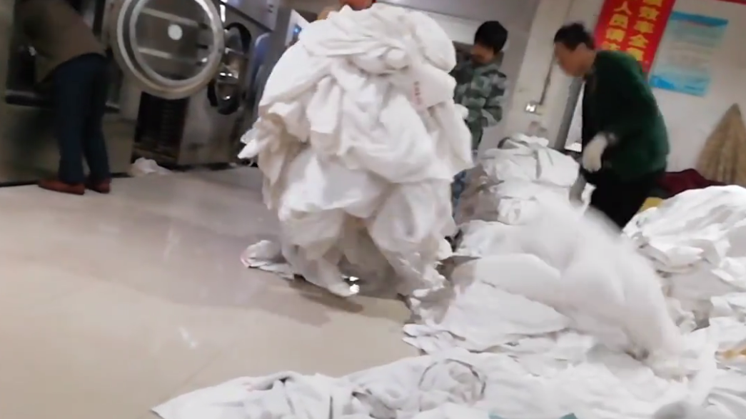 酒店被指带血床单和普通被罩混洗 洗涤厂:都是瞎说