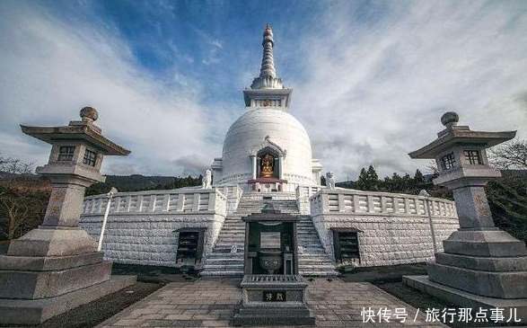 中国游客去日本,主动给公交车老人让座!还被公