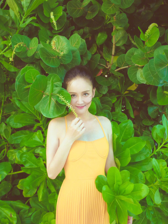 陈乔恩微博晒度假照 着橘色连衣裙宛若少女