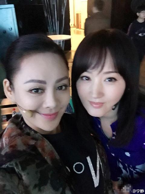 45岁杨钰莹站在44岁宁静旁边,竟然像女儿! 45岁杨钰莹站在44岁宁静旁边,竟然像女儿!