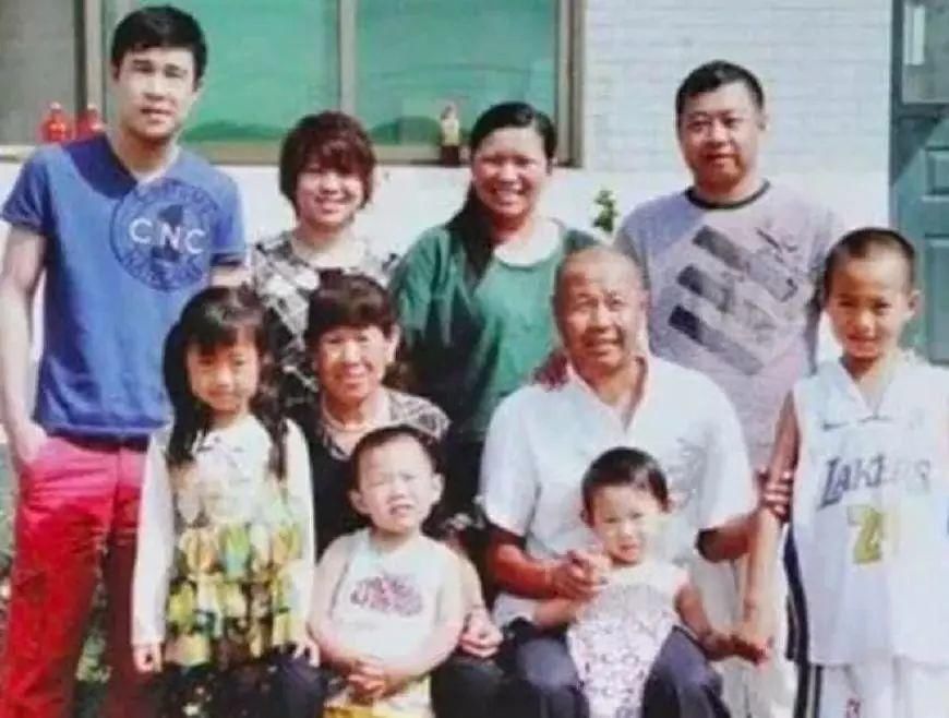 明星与家人合影,赵丽颖弟弟颜值高杨幂家人稳