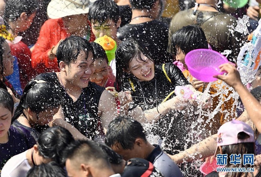 8月7日，人们在海南保亭七仙广场上嬉水。 当日，海南保亭的黎族、苗族群众迎来一年一度的传统节日——嬉水节。当地居民和游客互相泼水，祈求风调雨顺，幸福安康。