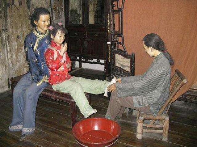 中国古代人的奇葩审美,娇颜纤腰不及“三寸金莲”