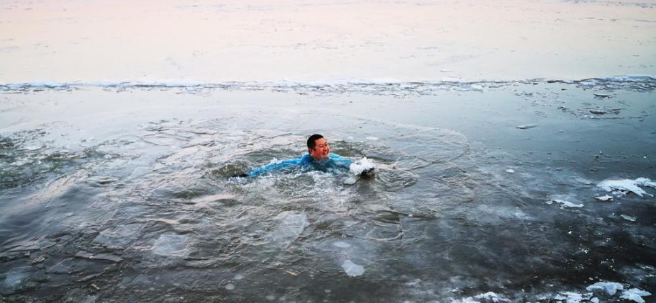 松花江中水花与冰凌齐飞，冬泳宛如冰泳。