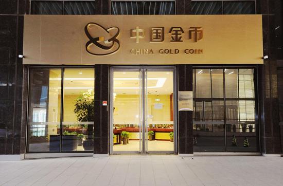 章再出佳品--"鸡年生肖纪念章",此套纪念章是由中国金币总公司发行