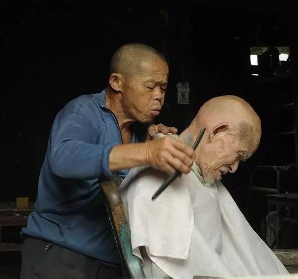 不但本人最初这么认为,给《三国演义》作注的毛宗岗父子看到这里,也是