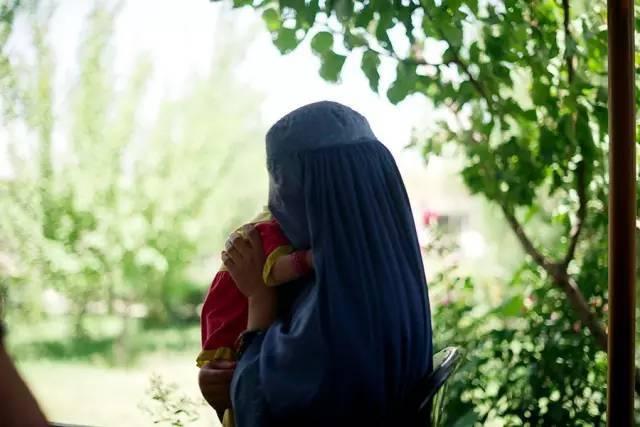 北京的三甲医院，一个月大概分娩也只有200到300例。经常待产室里装不下，病人就在地上打地铺。我在车上、地上都接生过……