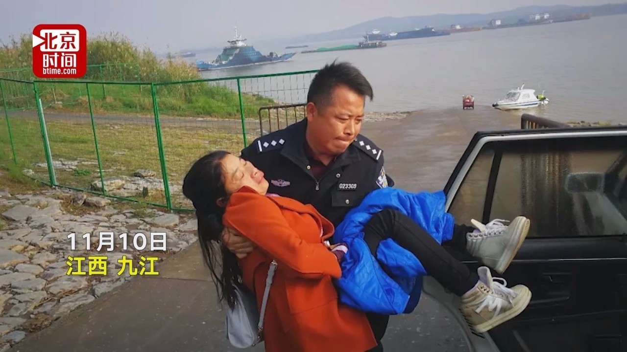 女子车祸受伤昏迷 民警抱起紧急送医