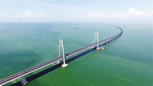 世界最长跨海大桥港珠澳大桥全线亮灯,成热门
